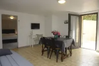 Gite ground floor house 200 m from the village, swimming pool