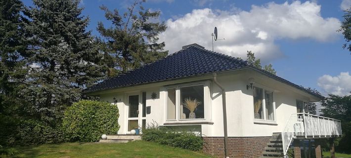 Vacation bungalow with a garden property only 3 minutes away from the beach Hotels in Scharbeutz