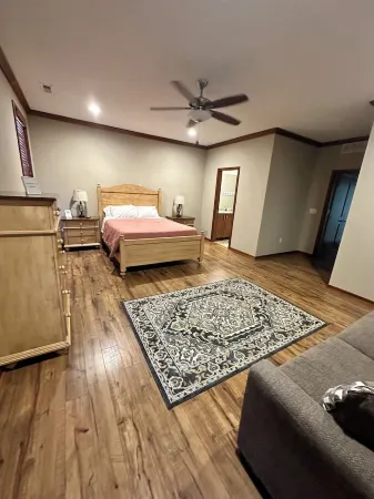 Luxury condo. 2 car garage, rooftop patio. Perfect for work or play! Отели рядом с достопримечательностью «Грэйтер Де-Мойн Ботаникал Гарден»