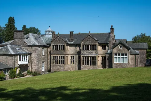 Beautifully appointed cottage in extensive grounds