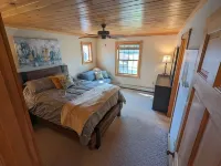 Peaceful, Spacious Lodge with Golf & Sunset Views