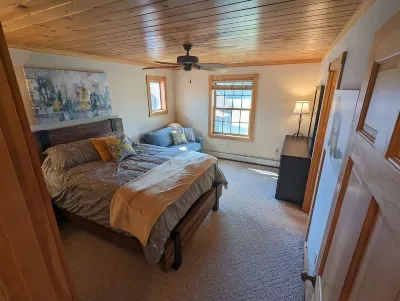Peaceful, Spacious Lodge with Golf & Sunset Views