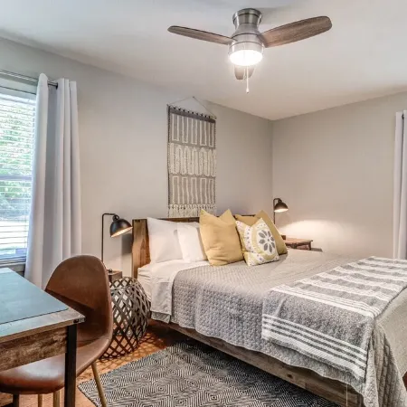 Bit o' Raleigh Bungalow, 6 min drive to downtown