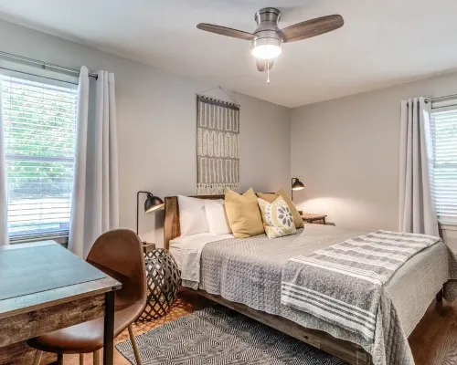 Bit o' Raleigh Bungalow, 6 min drive to downtown Hotels in Garner