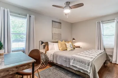 Bit o' Raleigh Bungalow, 6 min drive to downtown Hotels near Cabela's