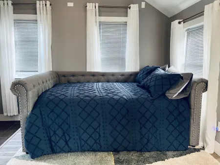 Contemporary cottage minutes from the heart of town!