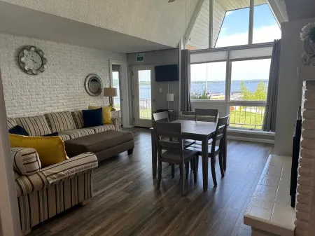Lakefront Condo on Crooked Lake, Family-Friendly, Boat Slip Available Отели рядом с достопримечательностью «Заказник Менонаква Вудс»