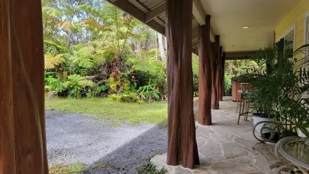 Rainforest Retreat w/Outdoor Fireplace & Hot Tub