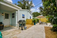 Cozy Bungalow pool home 10 min to beautiful Gulf Coast Beaches