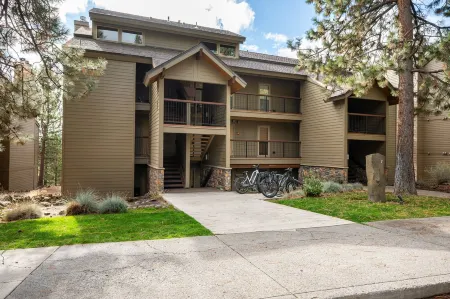 Newly Remodeled Luxury Condo at Seventh Mountain Resort Close to Mt Bachelor Отели рядом с достопримечательностью «Хай Десерт Музеум»