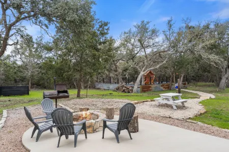 Relaxing family friendly farmhouse minutes from the shops at Wimberley square!