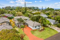 Private pool and jacuzzi oasis; walk to the beach, golf, restaurants, shopping