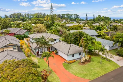 Private pool and jacuzzi oasis; walk to the beach, golf, restaurants, shopping Hotels in Kalihiwai