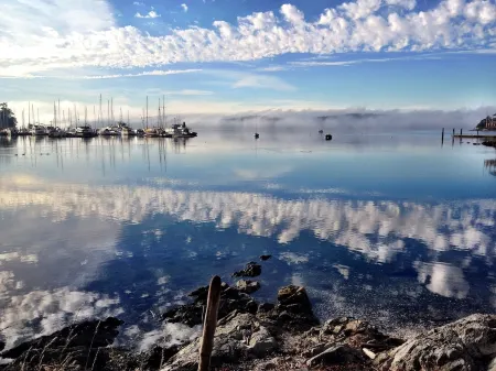 The 'Captain's Suite' at Sea Star Lofts -- On the Waterfront! Отели рядом с достопримечательностью «Summit Learning Center»