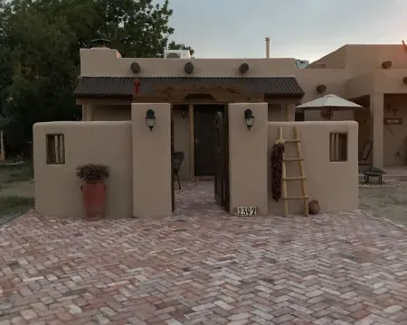 Charming Casita in historic Town of Mesilla,  NM  2392 Calle de Parian โรงแรมในMesilla