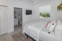 Oasis by the Beach, 2 master Suites, 2 living rooms, Heated pool, steps to ocean