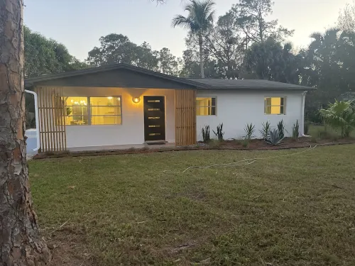 Midcentury Rambler with large backyard and open patio. 네이플스 호텔