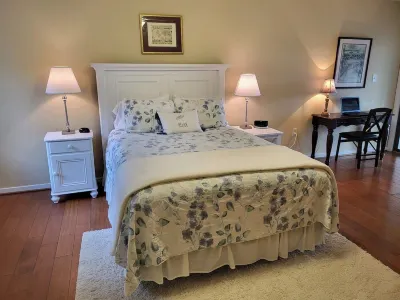 Hillside Haven - Cozy Condo at Smith Mountain Lake