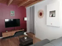 Studio Avec Terrasse et Piscine Hotels in Gard