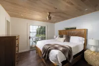Lakefront Private Cove Retreat w/ Sandy Beach, Dock, Hot Tub + Boat & Ski Option - Parvekkeita