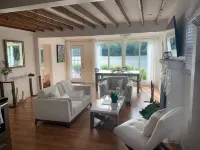 Lux Bungalow on Gorgeous Lake. Relax. Explore nearby towns. Ski. Kayak. Hike.