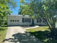 Remodeled Home - Near Faurot Field! Hotels near Walmart Supercenter