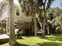 3Br/2BA Cottage 3 Min to Access 32, Whaley's & Bingo Boat Space + Beach Gear Hotels in Edisto Beach