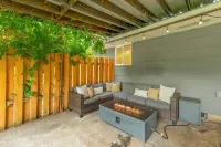 Close to downtown Oregon City, King Bed, Fire Pit, fireplace and a huge backyard Hotels in Oregon City