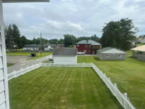 Off-street parking, family and pet friendly, fenced in yard, WiFi, self check-in 薩默塞特酒店