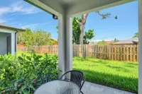 Bonita Beach Bungalow! BRAND NEW BUILD! Cozy, Private & Close to beach! Rural King附近的飯店