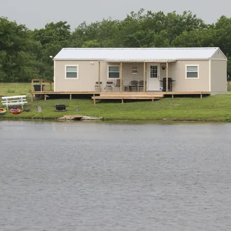 Luxury Wolf Lodge - 2 bedroom - Lakefront.
