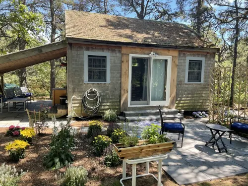 Modernized, renovated, cozy cottage steps away from a private beach.