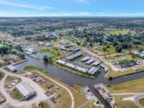 Lake View -Fresh & New-Bass N Sun-Pool-King Bed Hotels in Clewiston