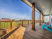 Newly Painted, Luxe 4/4,  Steps to Beach, Fenced, Dog Friendly with Hot Tub