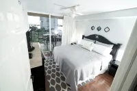 Amazing Views & Condo! Heated Waterfall Pool & Hot Tub, Free Wifi and Parking!