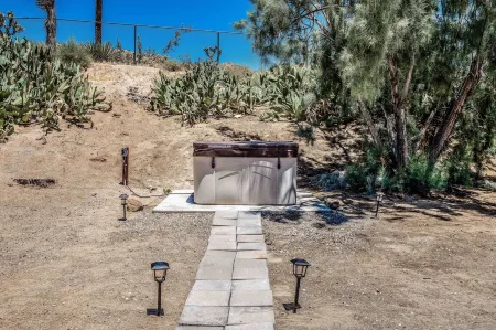 Remodeled and intimate desert home - quiet relaxation and 10 Min. to Pappy's!