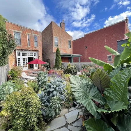 Tranquil In-Town Garden Carriage House, No pet fee
