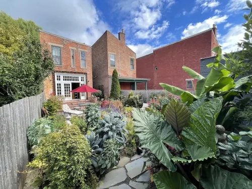 Tranquil In-Town Garden Carriage House, No pet fee