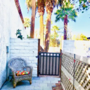 Serene, ideally-located studio near El Paseo and Concert grounds