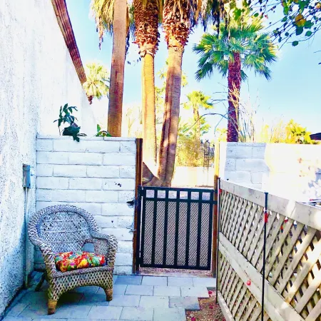 Serene, ideally-located studio near El Paseo and Concert grounds Отели рядом с достопримечательностью «Melissa Morgan Fine Art Gallery»