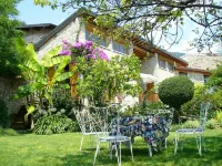 House in the paradise garden above v. Gargnano for individuals u. Children