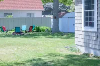Harper’s Hangout- Cute, cozy Caseville cottage! Hotels near Dizzy Daisy Winery and Vineyard
