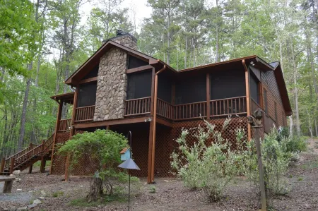 Cozy Cabin for 4 with 2 King beds, 2 full baths, 2 fireplaces and upscale Decor!