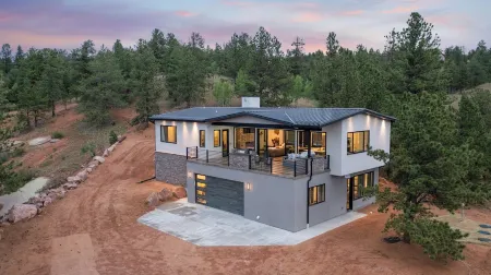 Modern Mountain Retreat with Sauna and Spectacular views.