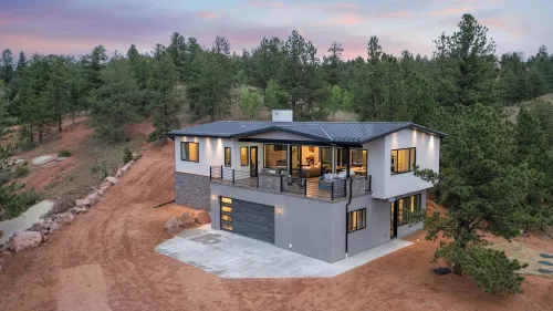 Modern Mountain Retreat with Sauna and Spectacular views.