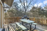 The Lodge, 'North Woods' Galena escape w/ hot tub & fire pit!