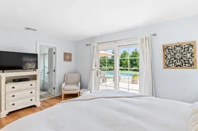 Beautiful Southampton Village home, new reno, Heated pool! Hotels near Enramada Restaurant