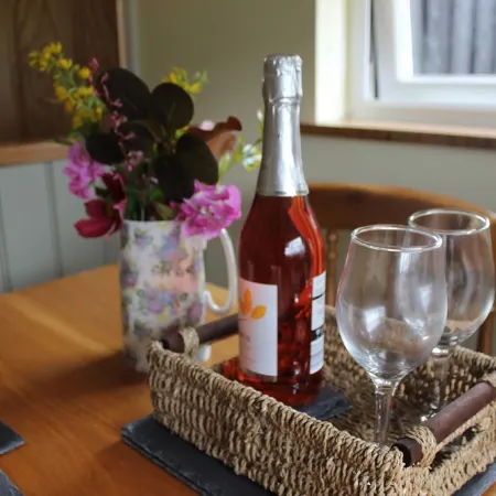 DAIRY COTTAGE. Delightful luxury rustic cottage nr New Forest and South Coast. Отели в г. Фордингбридж
