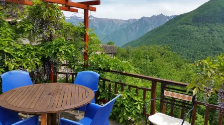 Old country house in breathtaking beautiful mountain landscape Отели в г. Вербано-Кузьо-Оссола
