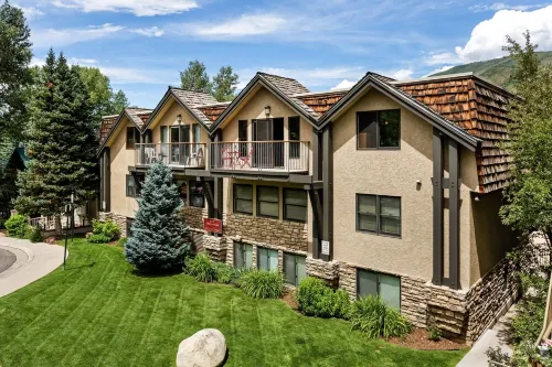 Incredible views in open 2 bedroom condo in Aspen Core! Walk to Gondola.